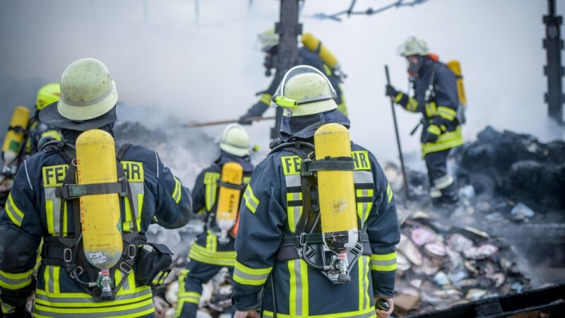 Strażacy z Nowego Sącza wykorzystali psy ratownicze do złożenia życzeń na Dzień Kobiet